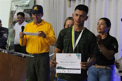 Juan Valdez Y El Profesor Yarumo Acompa Aron La Premiaci N De Taza