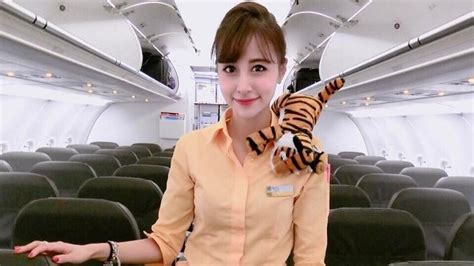 Hot Taiwanese Flight Attendant With Doll Like Features Goes Viral The