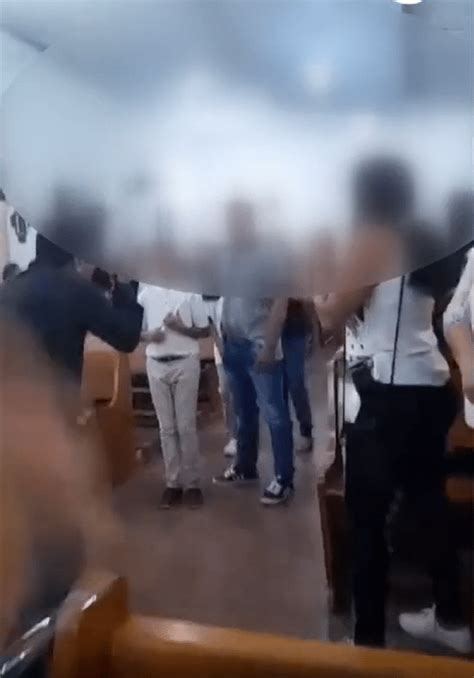 Teto de igreja desaba durante missa e fere 80 pessoas VEJA VÍDEO