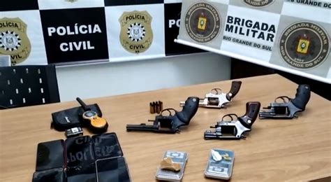 Homem Preso Diversas Armas E R Dio Comunicador Em Taquara R Dio