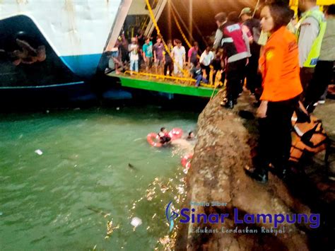 Mobil Pribadi Terjun Ke Laut Di Dermaga Dua Merak Kapal Safira Dari