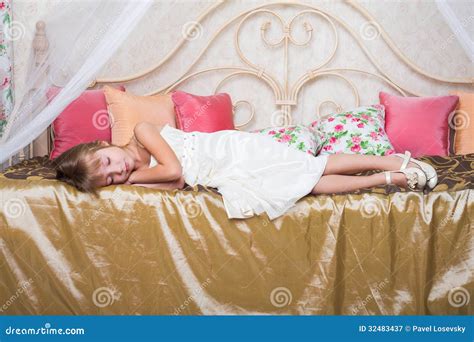 Petite Fille Endormie Sur Un Lit Dans L Habillement Image Stock Image