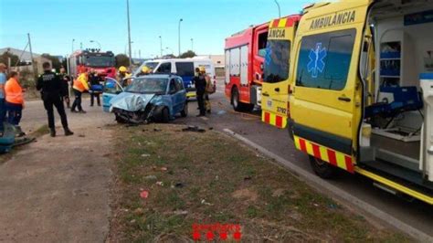 Tres ferits en un accident entre un camió de la brossa i un turisme a