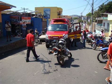 Motoqueiro Bate Em Porta Semi Aberta De Carro Cai E Desmaia