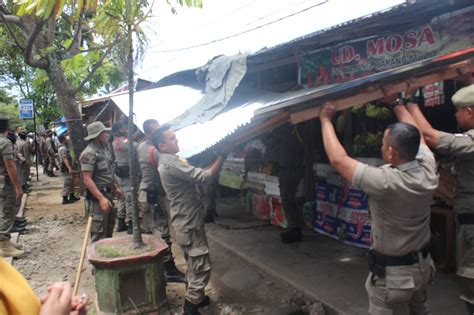 Satpol Pp Padang Bongkar Lapak Lapak Pedagang Yang Berdiri Di Atas