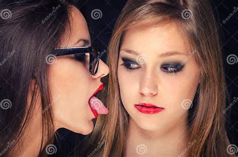 Duas Meninas Lésbicas Bonitas Que Enganam Ao Redor Imagem De Stock Imagem De Intimidade