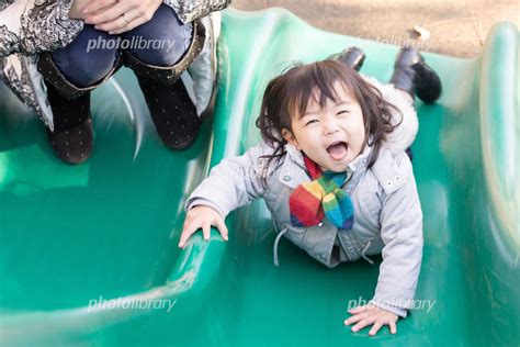 遊具で遊ぶ子ども（無邪気な表情） 写真素材 [ 5031765 ] フォトライブラリー Photolibrary