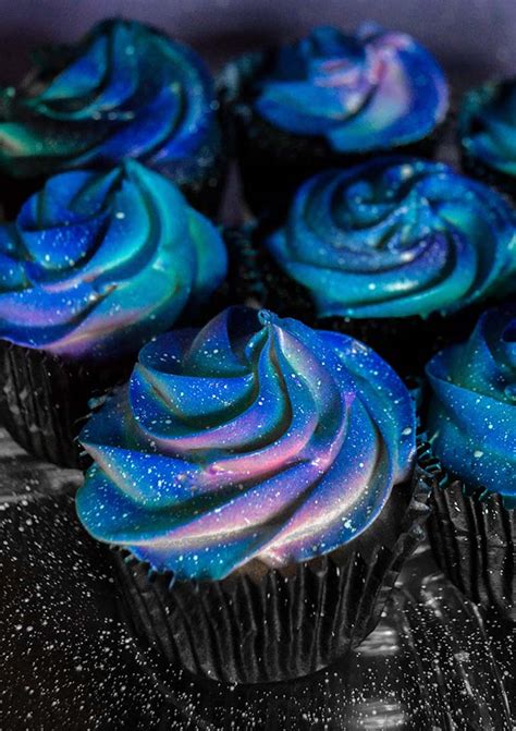 “I Was Asked To Make A Galaxy Themed Cake And Cupcakes For A Wedding ...