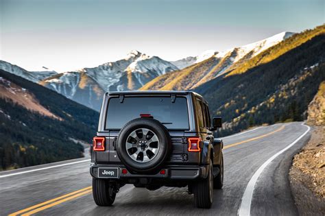 2018 Jeep Wrangler Sahara Rear View In Motion 03 Motor Trend En Español