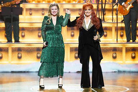 Watch Kelly Clarkson And Wynonna Judd Perform Santa Claus Is Coming To