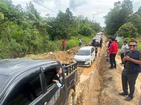 Kunjungan Lasarus Temukan Jalan Provinsi Kalbar Yang Rusak Parah Tidak