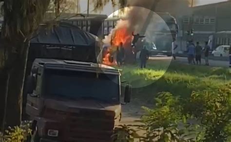 Vídeo homem pula de carro em chamas no litoral do Paraná