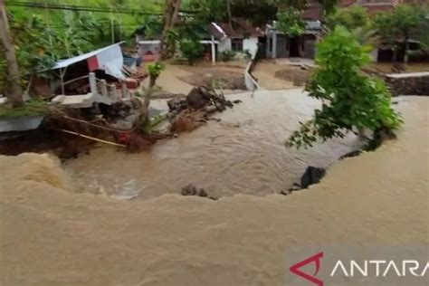 Tanggul Jebol Lagi Di Demak Banjir Meluas Genangi 16 Desa Sinar Harapan