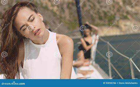 Jeune Belle Fille De Brune Sasseyant Sur Le Yacht Photo Stock Image Du Beauté Peau 93090786