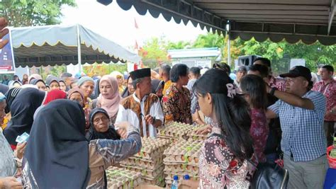 Telur Jadi Rebutan Warga Di Pasar Murah Pemkot Ambon MalukuTerkini