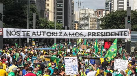 Ato pró Bolsonaro ocupa a Avenida Paulista aglomeração e pede