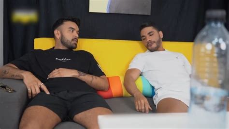 O Jogo Da Garrafa Valendo Rola Putinho Vídeos Gays Sexo Gay