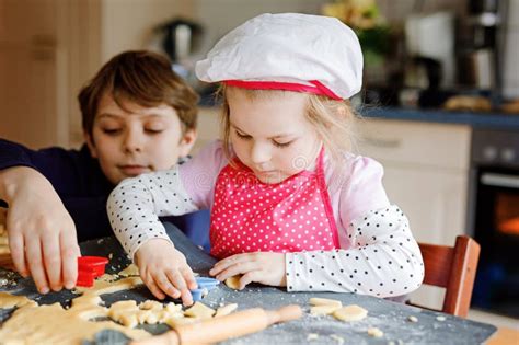 Garotinha Bonitinha E Garotinho Preguiçoso Cozinhando Biscoitos De