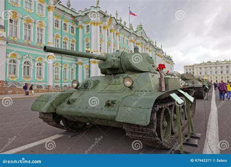 ST PETERSBURG RUSSIA 11 AGOSTO 2017 Attrezzature E Carri Armati