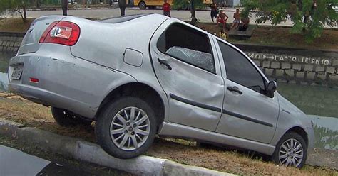 G Motorista Bate Perde O Controle Do Carro E Quase Cai Em Canal No