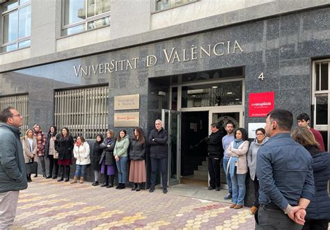 La Fundació General UV guarda un minuto de silencio por las víctimas