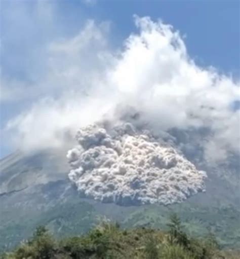 Gunung Merapi Kembali Erupsi Awan Panas Guguran Waspadai Radius