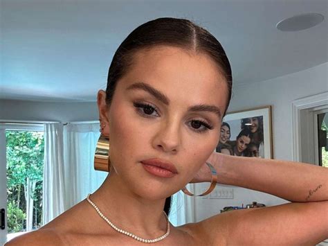 H Selena Gomez γίνεται Viral ως Samantha από το Sex and the City