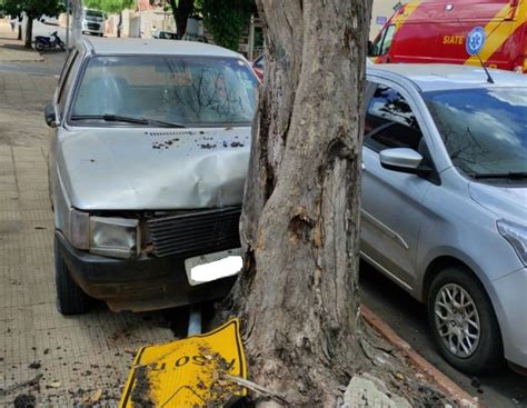 Carro atinge árvore no centro da cidade após problemas mecânicos CGN