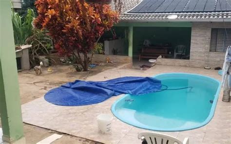 Beb De Ano Morre Afogada Ap S Se Enrolar Em Lona De Piscina Metr Poles