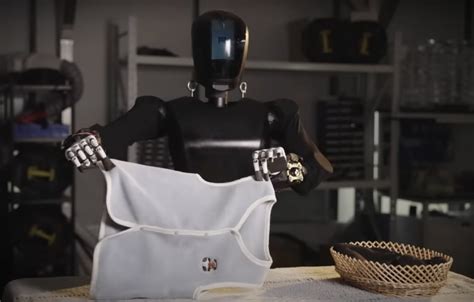 Humanoid Robot Showcases Hand Dexterity Ust