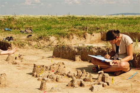 Archeologische Hulpmiddelen Archeoloog Aan Plaats Werken Hand En