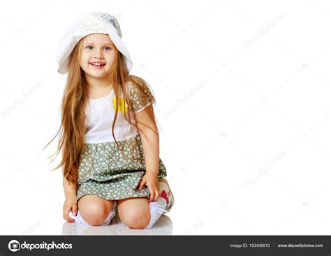 La niña está sentada en el suelo fotografía de stock lotosfoto1