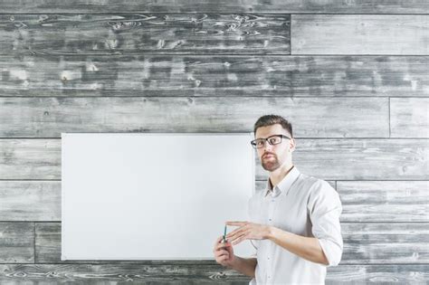 Homem Bonito Apontando Para Quadro Branco Foto Premium