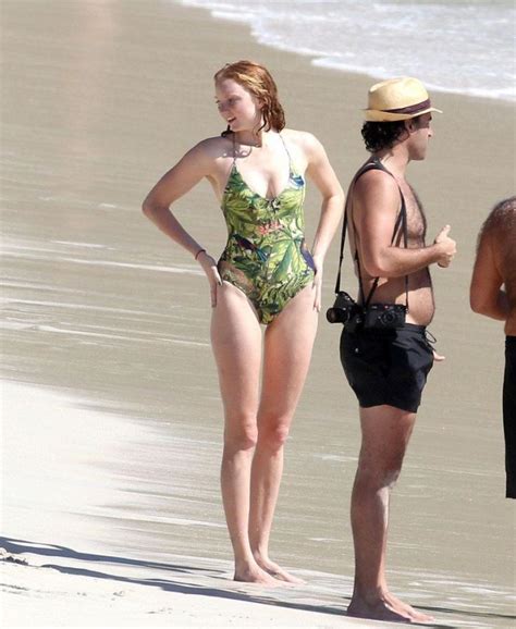 8 Hot Sexy Soraya Arnelas Bikini Pics