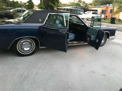 1969 4DR LINCOLN CONTINENTAL WITH SUICIDE DOORS. - Classic Lincoln Continental 1969 for sale