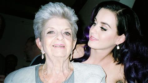 VIDEO Katy Perry le revela a su abuela que está embarazada antes de