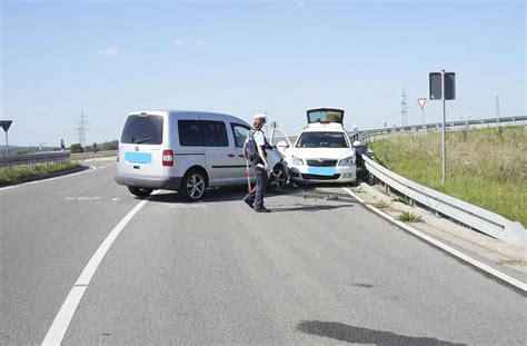 An der Einmündung der B 464 bei Maichingen Skoda fliegt aus der Kurve