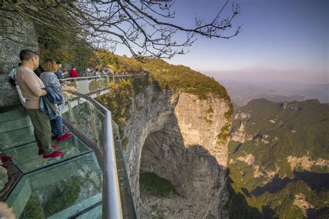 Glass Brücke am Tianment Mountain in Zhangjiajie (Hunan) China © PhotoTravelNomads.com ...