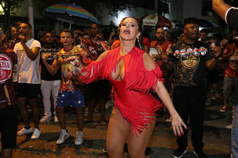 Viviane Ara Jo Mostra Samba No P No Ensaio De Rua Do Salgueiro Mh