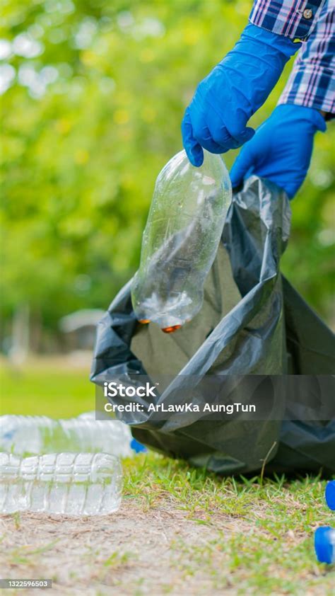 Pria Mengambil Botol Plastik Ambil Sampah Untuk Pembersihan Di Kebun