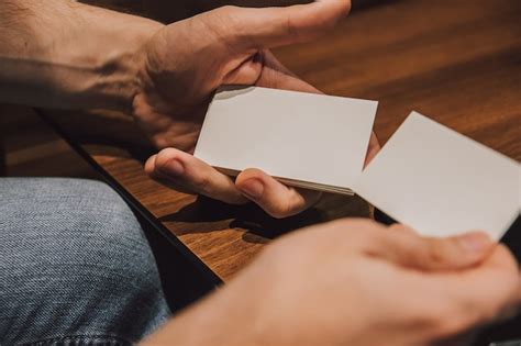 Tarjetas De Visita Blancas Vac As En Blanco Sostenidas En Las Manos