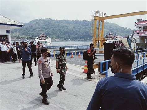 Irjen Pol Panca Putra Simanjuntak Tampak Melekat Bersama Presiden