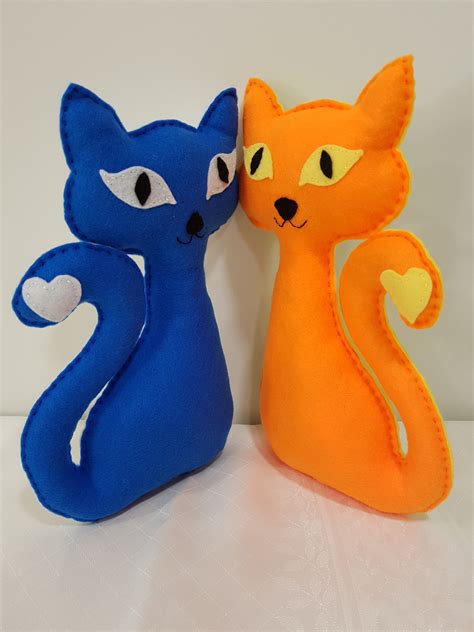 Adorable handmade felt cats. Sewing Soft Toys, Dog Crafts, Felt ...