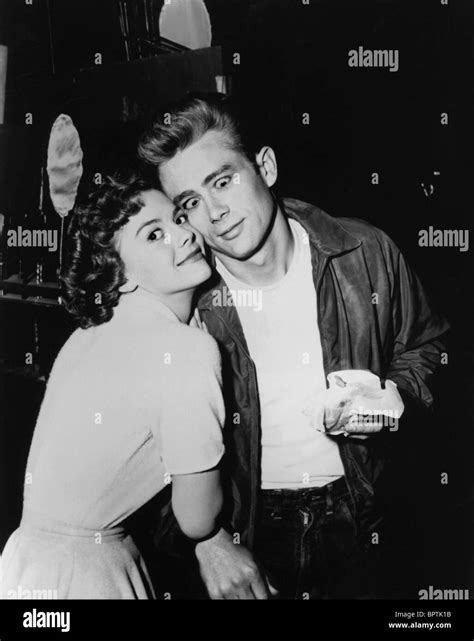 JAMES DEAN & NATALIE WOOD ACTOR & ACTRESS (1955 Stock Photo - Alamy