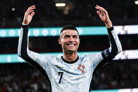 Pahit Cristiano Ronaldo Kirim Pesan Lionel Messi Usai Cetak Gol Ke 900