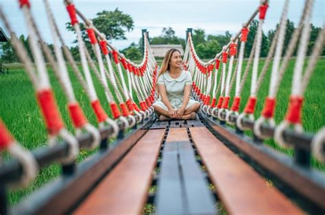 Mulher Sentada Alegremente Em Uma Ponte De Madeira Foto Gr Tis