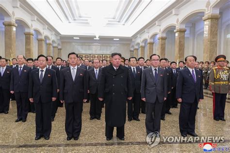 김정은 새해 맞아 금수산태양궁전 참배 연합뉴스