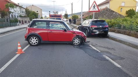 Un Accidente Obliga A Cortar La Carretera PO 548 Durante Una Hora En