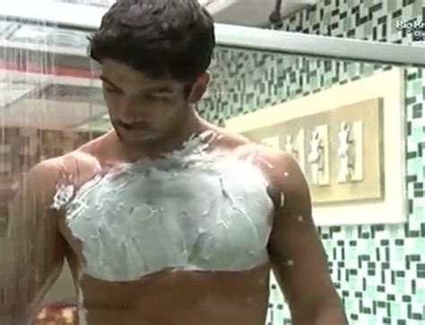 Kadu depila o peitoral BBB 10 Vídeo Dailymotion