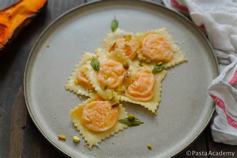 Ravioli Met Pompoen En Salieboter Pasta Academy Benelux